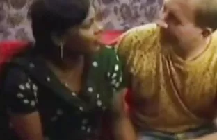 XXX arasında kaliteli pornu indir geçiş yapar, Ve adam, bu becerikli güzelliğin yetenekli ellerine
