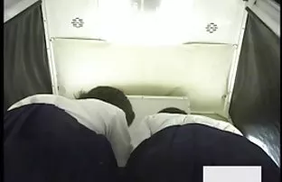 XXX Dostum pornu altayazılı genç arkadaşını memnun etmeye karar verdi ve baylarından birini