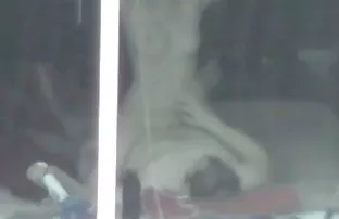 XXX özgürleştiriyor arap pornu izle ve utangaçlığına tükürmesine izin veriyor, Onun,