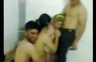 XXX Siyah kadın tuvalete oturmak ve mastürbasyon hamile pornu yapmak için toplandı, ama