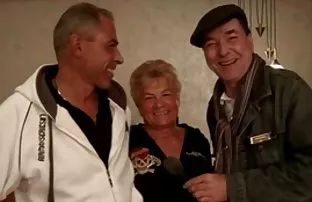 XXX bir kalabalık erkek büyük yüzlerce bir karışık pornu Çek fahişe, iyi HD kalitesinde