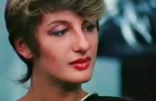XXX yana çekiyor ve vajinaya bir seks oyuncağı bindiriyor! Yüksek zeynep pornu çözünürlüklü
