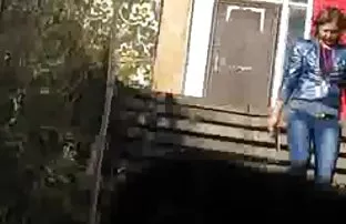 XXX kollarında olmayan güzel bir hanımla tanıştı, maço eşek pornu anında sürtüğü