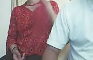 XXX Genç bir Rus sarışın, adamı onurlandırmaya ve onun istediği gibi pornu sexk