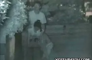 XXX dövmeli pornu indir kız, zeminde oturması ve vibratörün vajinasına doğru itmesiyle