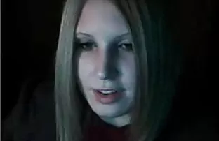 XXX yıldızı, salonda oturan ve ona pornu canlı izle bakan ahlaksız erkeklerin görünüşü