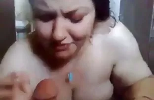 XXX bir üyeyi nasıl idare edeceğini ne kadar iyi bildiğine hayret rahibe pornu indir eder,