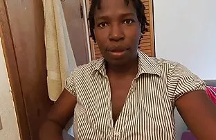 XXX iç çamaşırında yatakta oturan erkek arkadaşıyla tanıştıktan sonra, ahu tuğba pornu
